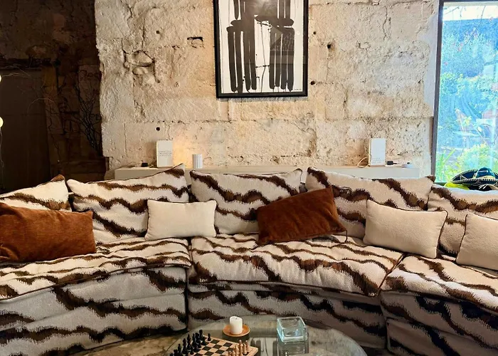 Historic Mansion In The Heart Of Provence Saint-Laurent-de-Brevedent